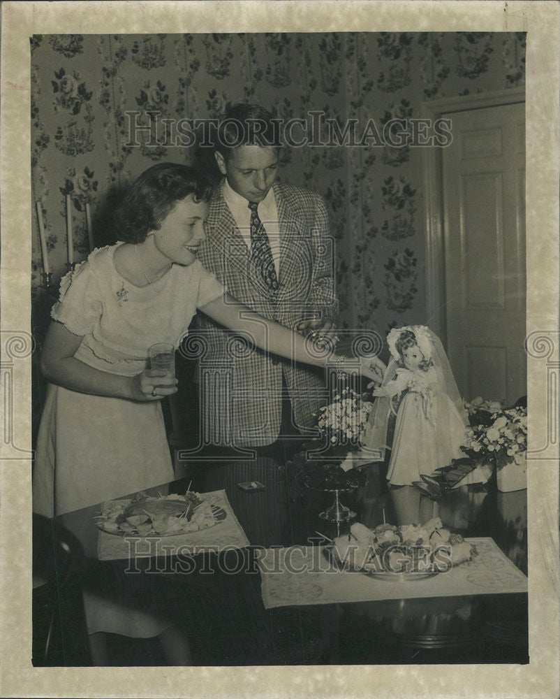 1950 Press Photo James Kinnear Mary Tullis Examining Bride Centerpiece Tea Table - Historic Images