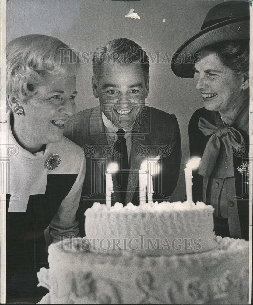 1968 Press Photo Mrs Lydon Wild, Thomas King and Mrs Arthur Wirtz Look At Cake - Historic Images