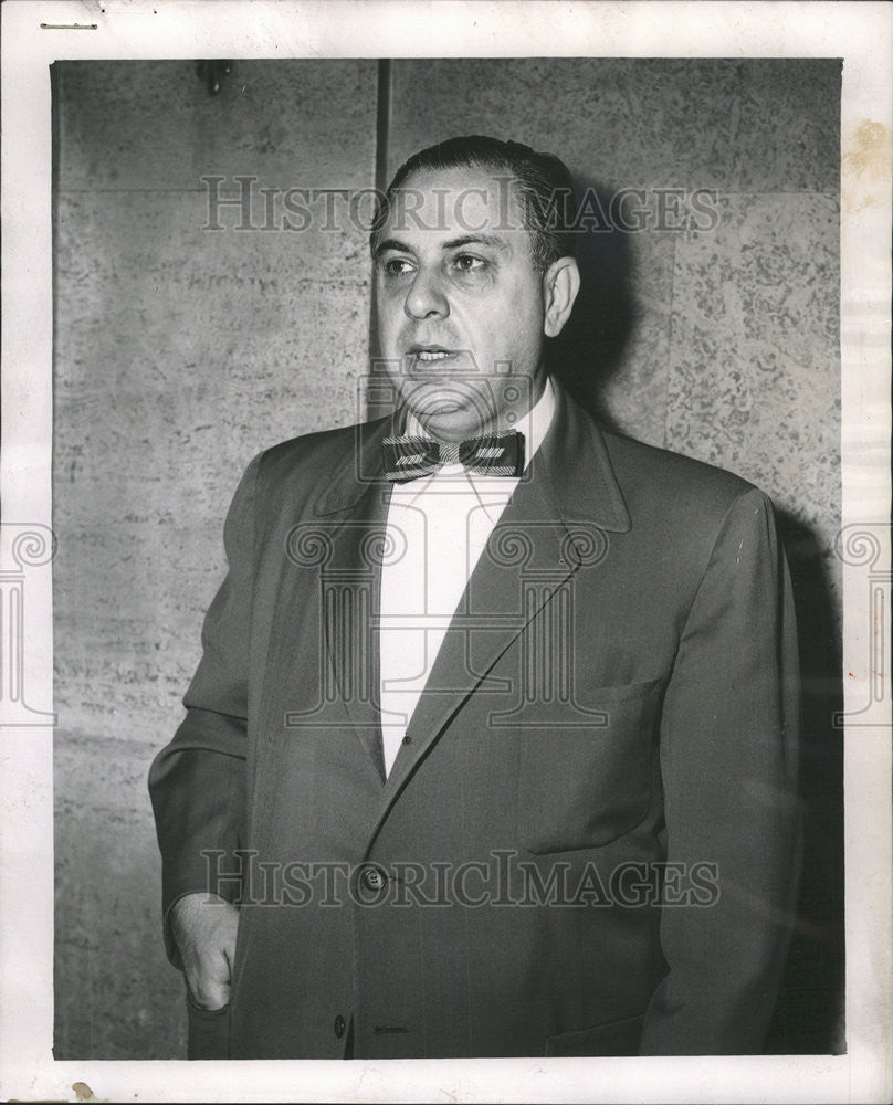 1954 Press Photo Harry Kinzelberg Fur Store Owner Mink Pelts Stolen - Historic Images