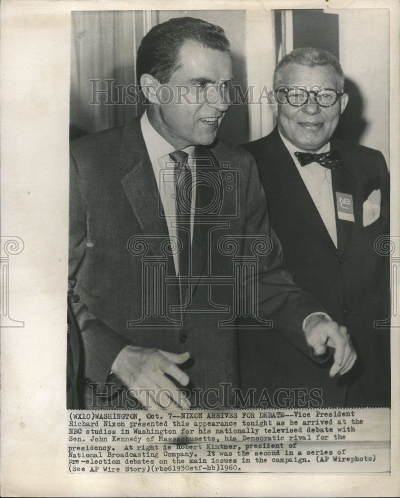 1960 Press Photo Vice President Richard Nixon Robert Kinter NBC Studios - Historic Images