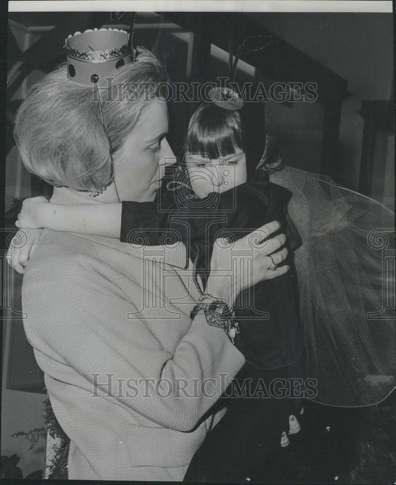 1965 Press Photo Cynthia Lewis with her Daughter - Historic Images