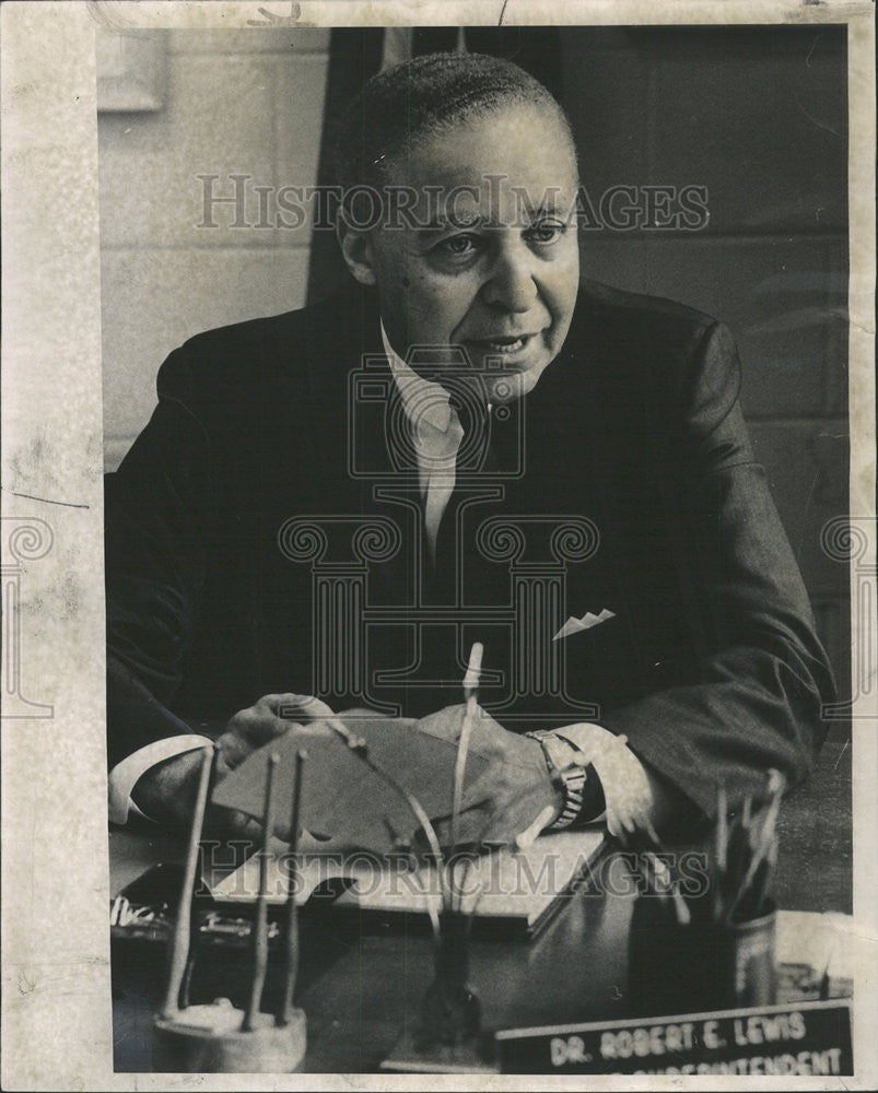 1968 Press Photo Dr. Robert E. Lewis at his desk at Du Sable High School - Historic Images