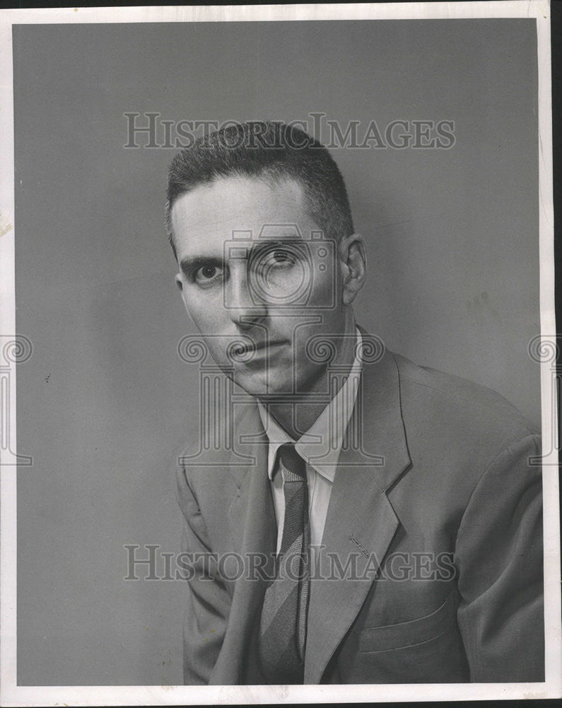 1952 Press Photo Robert Lewis Chief Design Research Engineer Schneider Cogswell - Historic Images