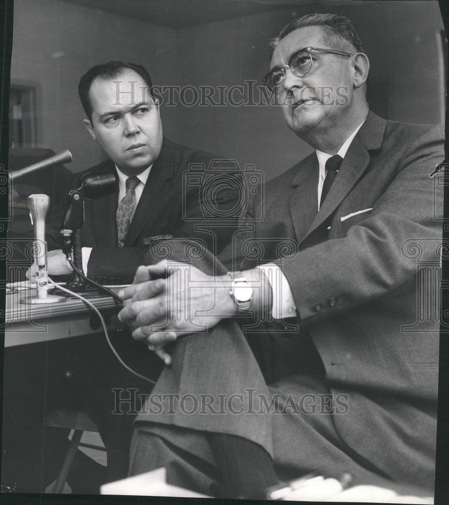 1961 Press Photo Coroner Dr Samuel Lewis Describes Condition Of The Body - Historic Images