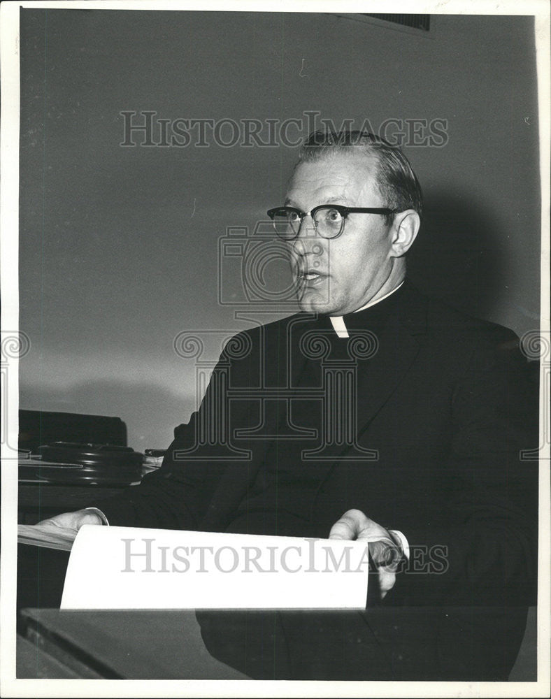 1963 Press Photo Father Sebastian Lewis Assistant Pastor St. Josephs Religion - Historic Images