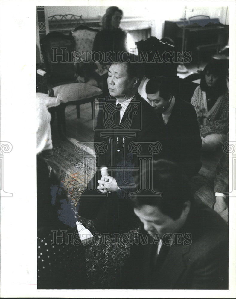 1988 Press Photo Thomas Lhee Prays For His Murdered Wife Beata - Historic Images