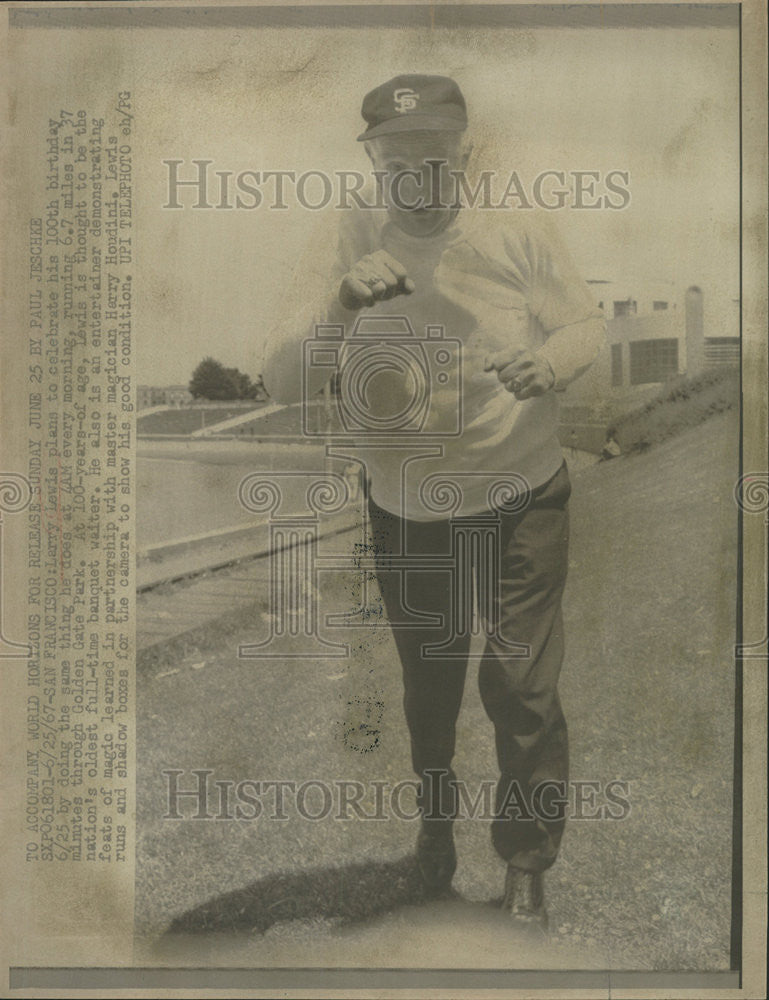 1967 Press Photo Larry plans to celebrate his 100th by running as usual. - Historic Images