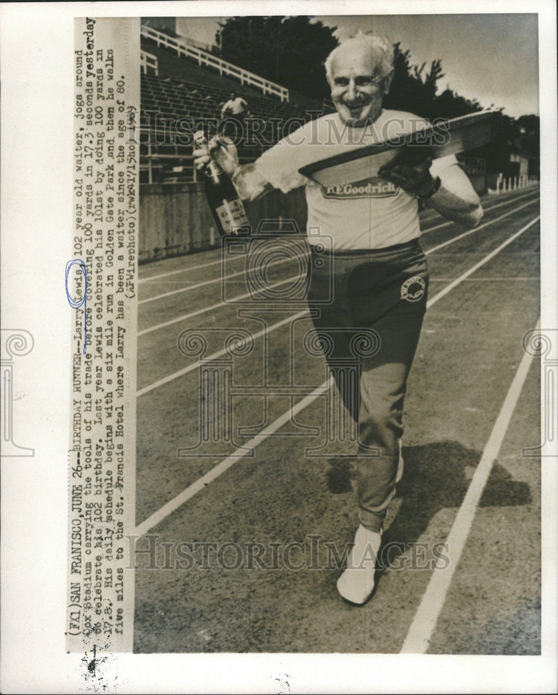 1969 Press Photo Larry Lewis 102 year old waiter jogs around Cox Stadium. - Historic Images