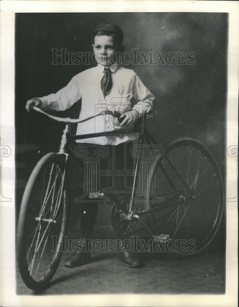 1944 Press Photo Thomas Dewey and His Bicycle - Historic Images