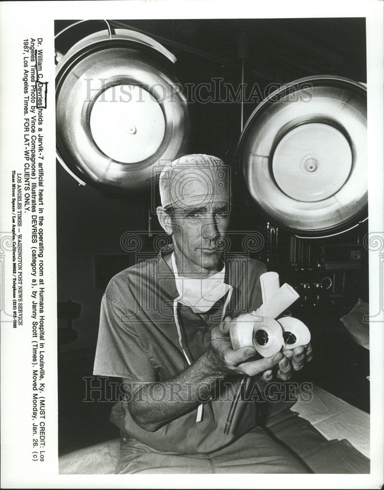 1987 Press Photo Devries holds an artificial heart - Historic Images