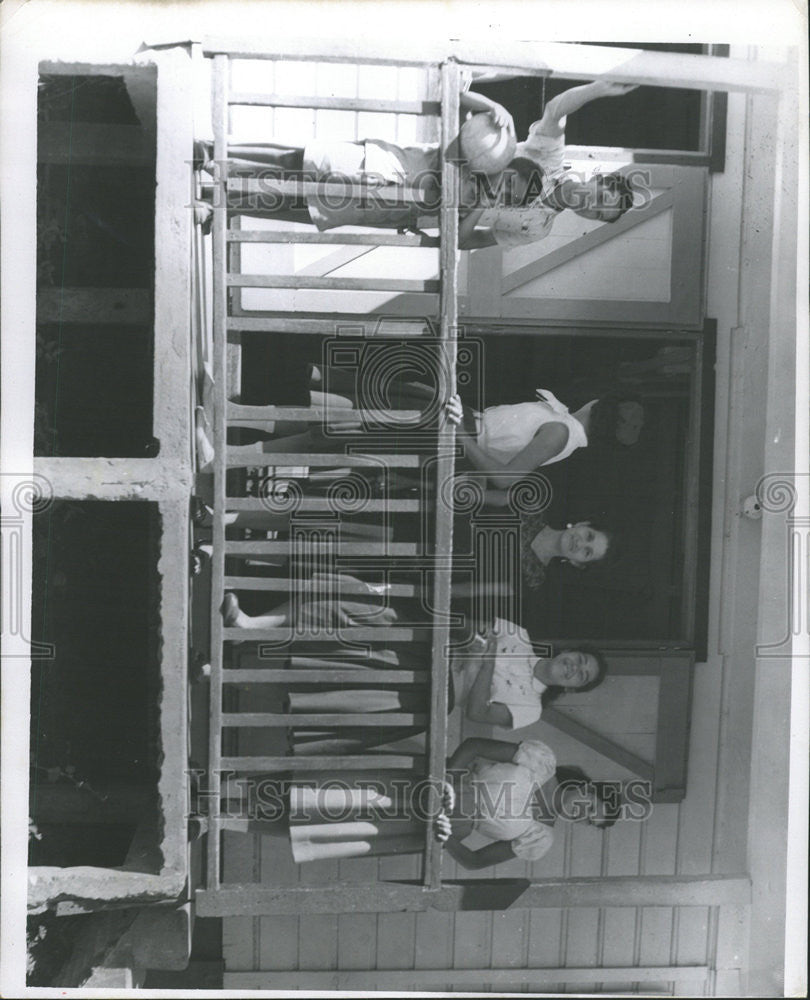 1961 Press Photo School Children Center Recreation Building Lunch Hour Public - Historic Images