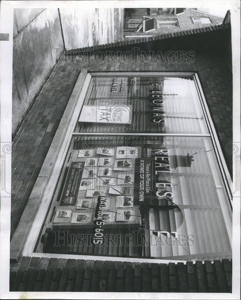 1960 Press Photo Broken Window Leonas real estate office Soviet Operations - Historic Images