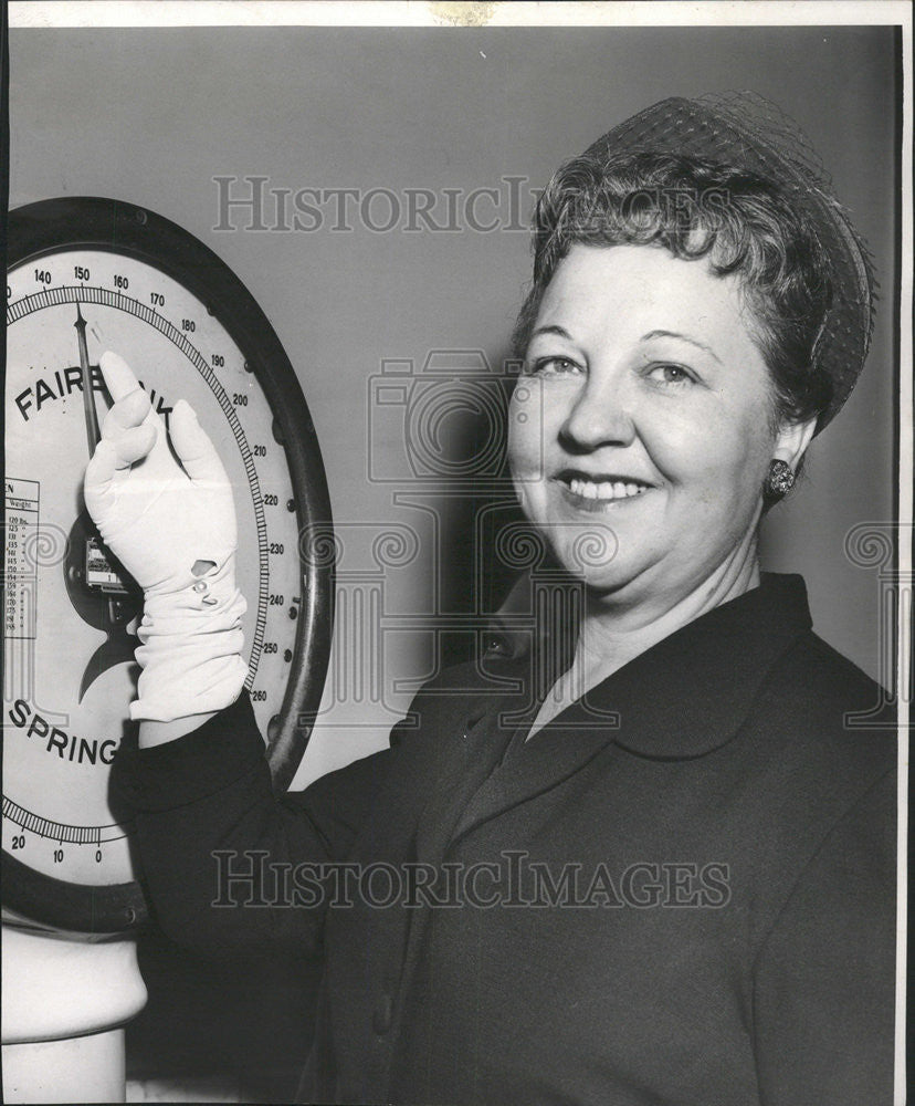 1955 Press Photo Lillian Korzen Weight 145 County Bldg - Historic Images