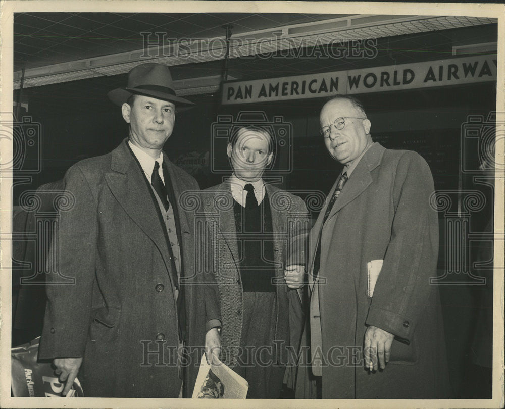 1952 Press Photo John Johnston Pan American World Airway Stator Europe Airport - Historic Images