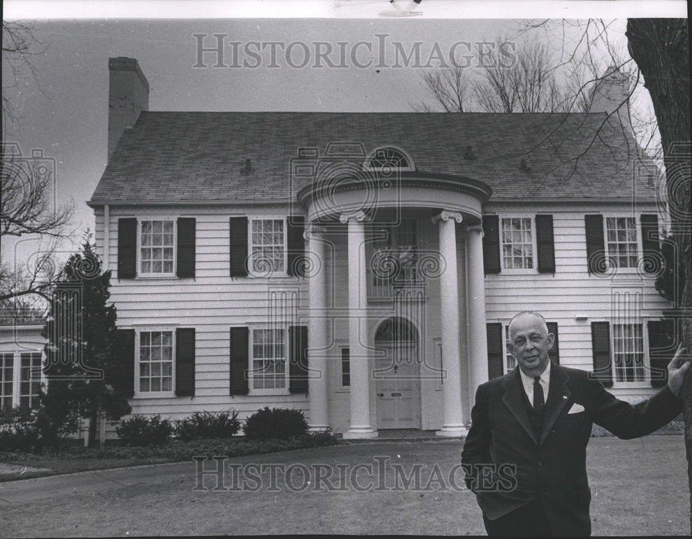 1962 Press Photo Wayne Johnson president of IC railroad in front of his house. - Historic Images