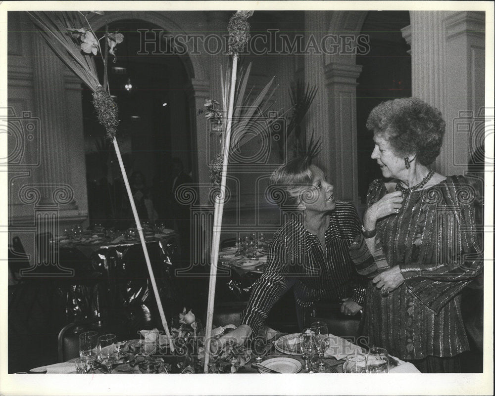 1981 Press Photo Mrs James Mrs Brooks Mc Cormic table decoration Ball dinner - Historic Images