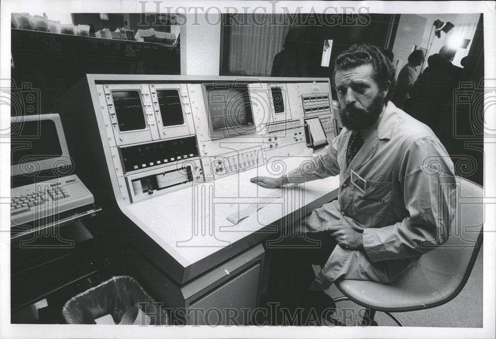 1976 Press Photo Cardiac Surveillance Center Dir Dr Alberto Goldberg - Historic Images