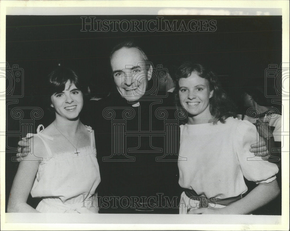 1986 Press Photo Andrew Greeley priest sociologist author nieces Elizabeth Anne - Historic Images