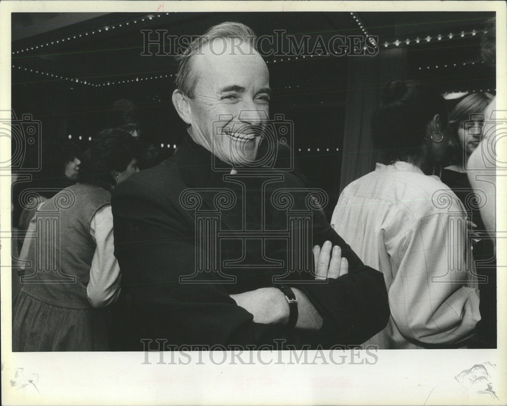 1984 Press Photo Father Andrew Greeley overseas book tour Author - Historic Images