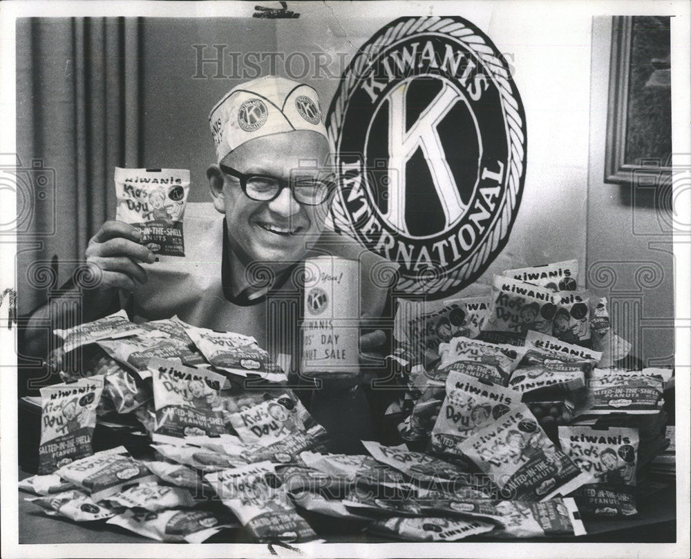 1970 Press Photo Harold V Hayward Kiwanis Kids Day Peanut Sale - Historic Images