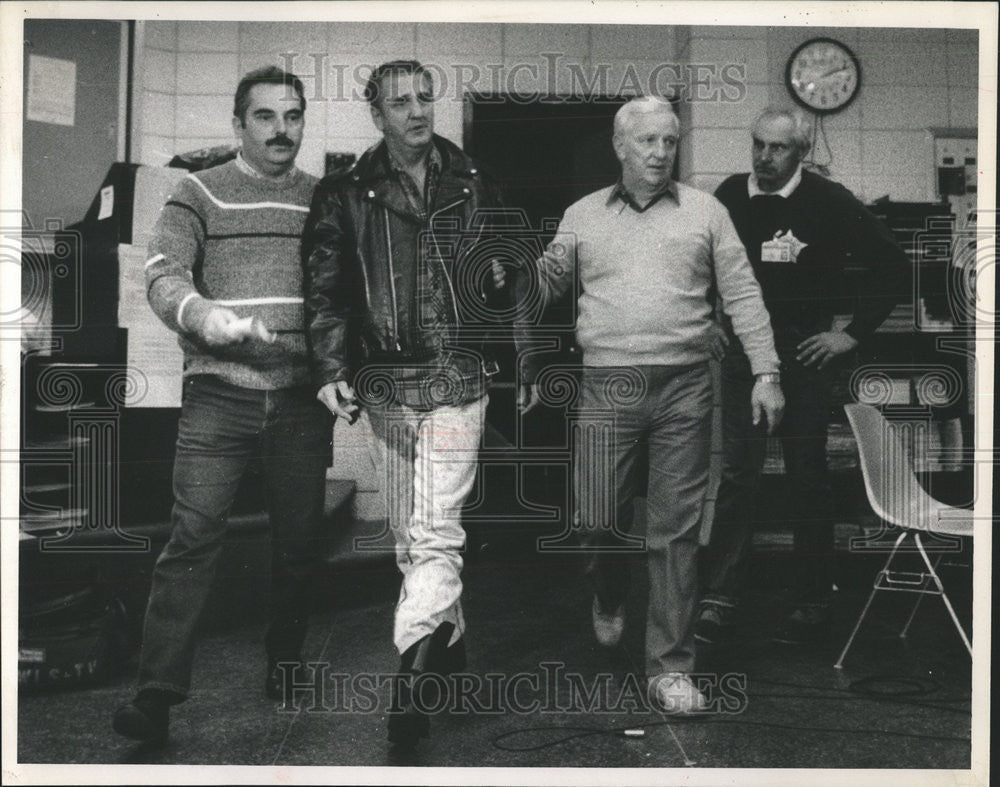 1990 Press Photo Police escort Ron Johnson Police station gun sell illegally - Historic Images