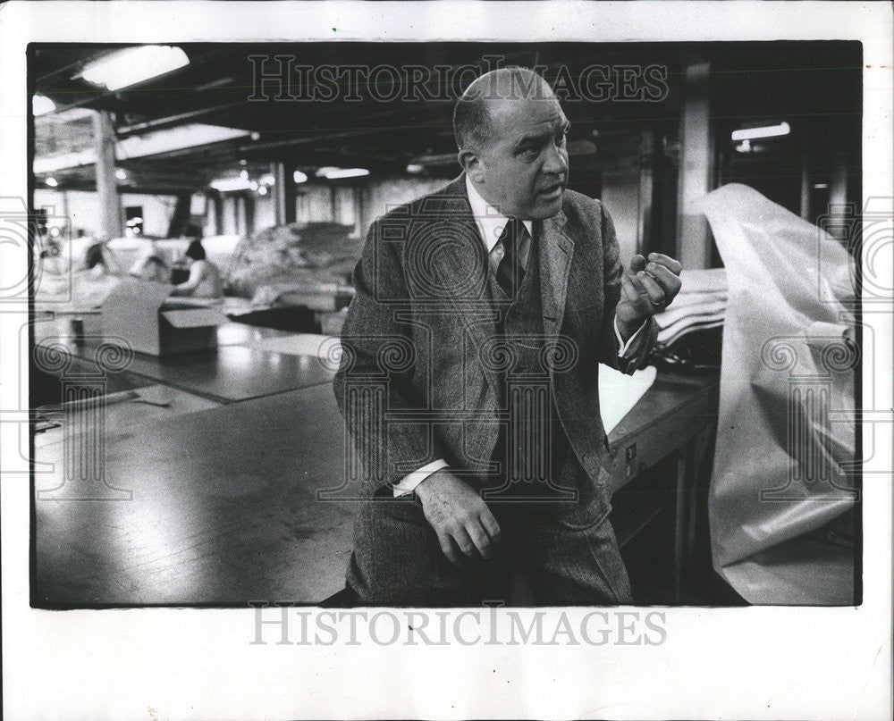 1975 Press Photo Ralph Johnson Chicago little money Business German Italian wool - Historic Images