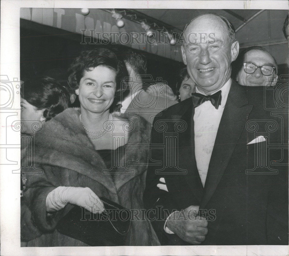 1964 Press Photo Lyndon Johnson Escort Adlai Stevenson America Ambassador Meet - Historic Images