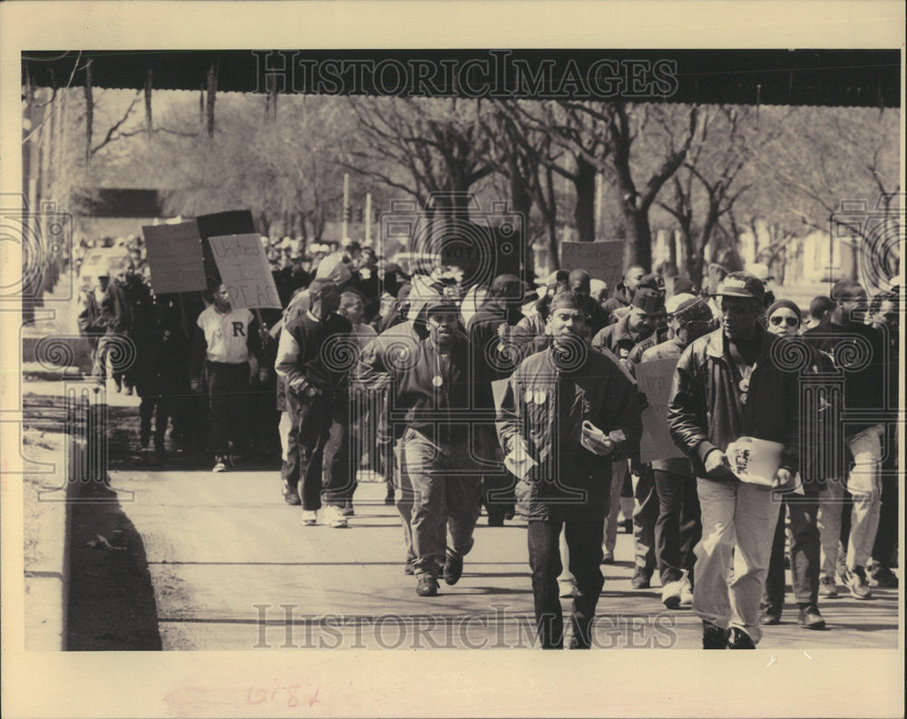 1993 Press Photo South Side Residents March Down Garfield Boulevard Englewood - Historic Images