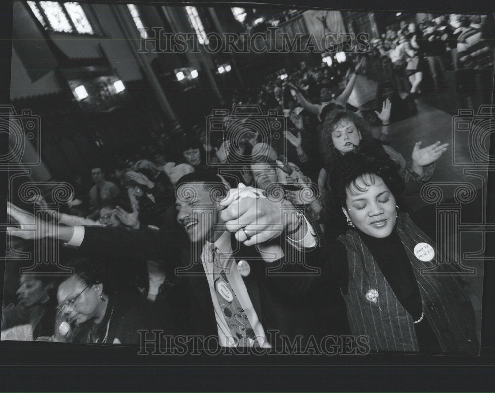 1994 Press Photo Jouous songs father Phlager St Sabina Church Martin Luther King - Historic Images