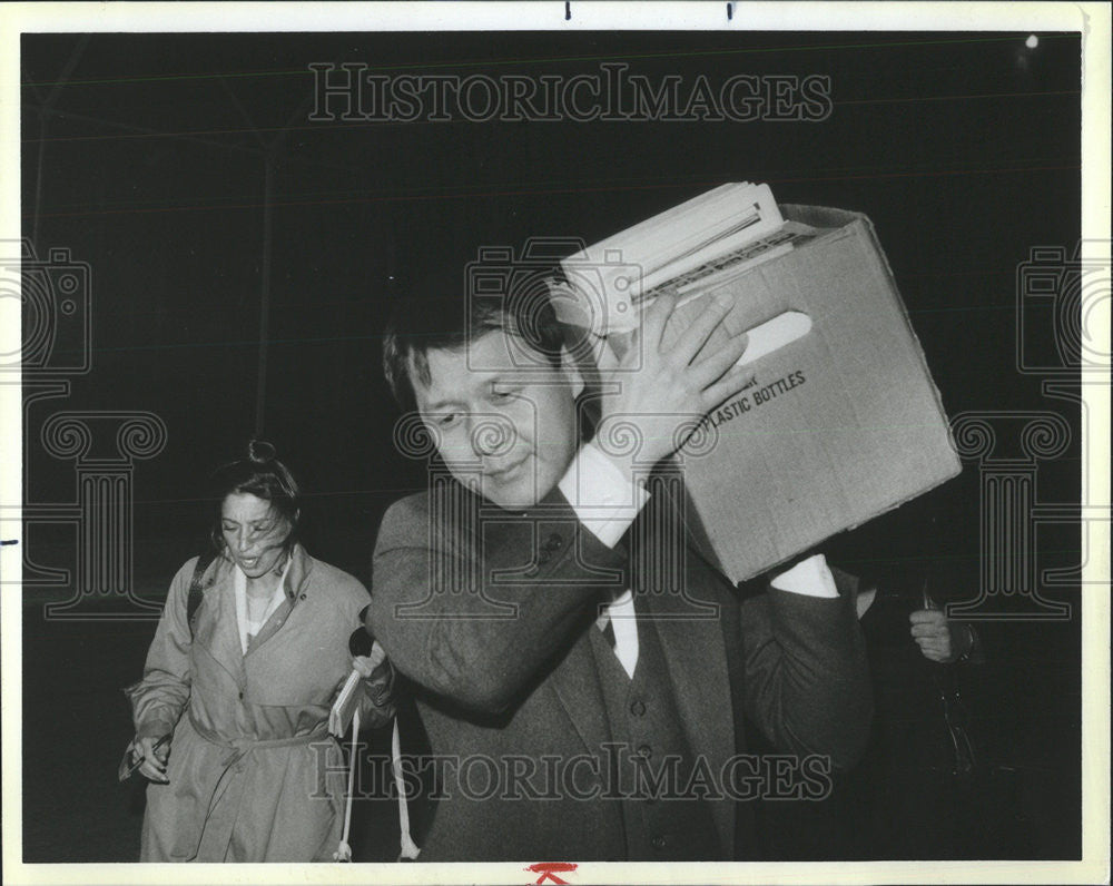 1986 Press Photo Suk Kim carries County Jail firefighter arson box papers Court - Historic Images