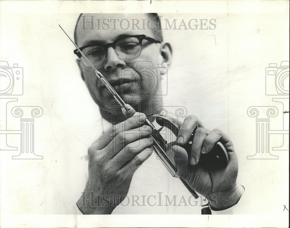 1968 Press Photo Melvin Griem Chromium wire Physician Argonne Cancer Research - Historic Images