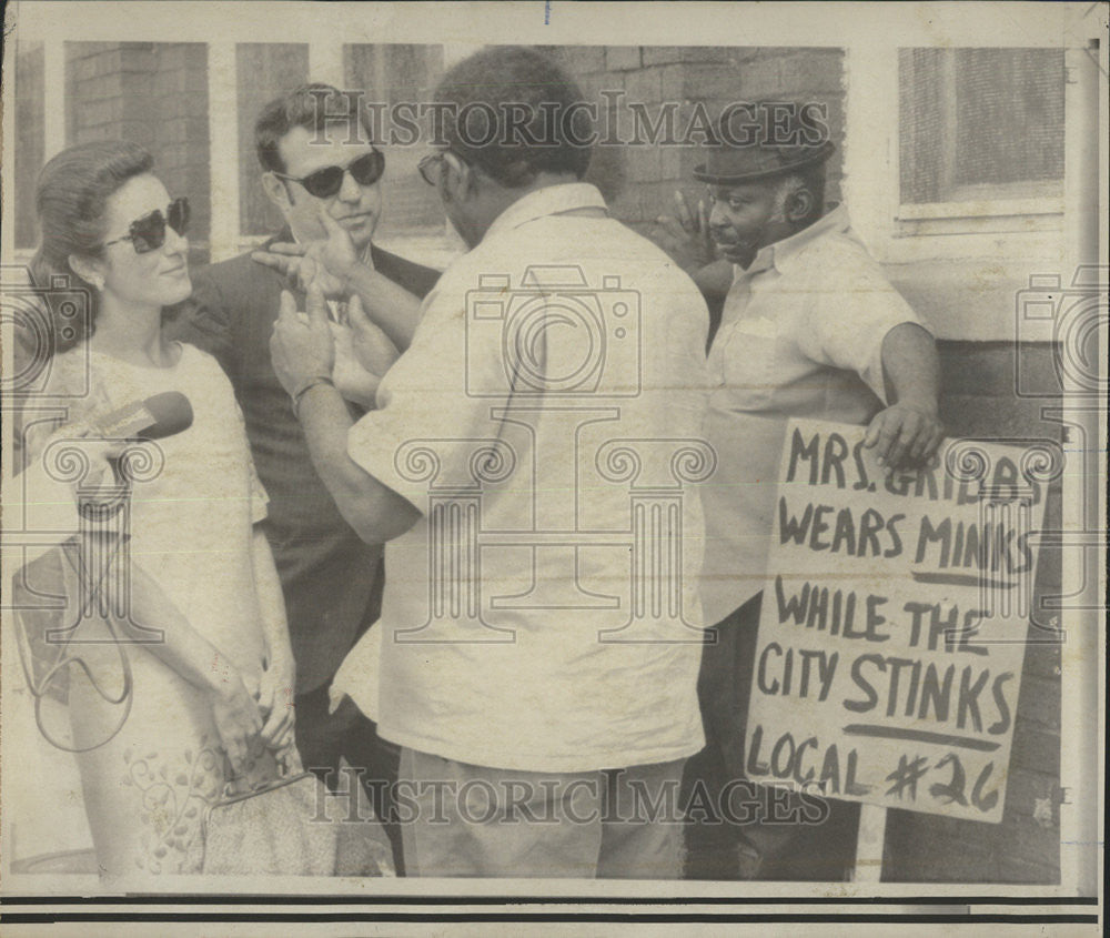 1971 Press Photo Ernest Christon Roman Gribbs Sanitation Work City Stink Detroit - Historic Images