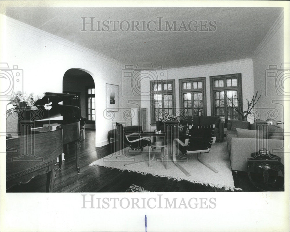 1984 Press Photo Arched doorways Oak floors artwork metal glass Michael Gelick - Historic Images