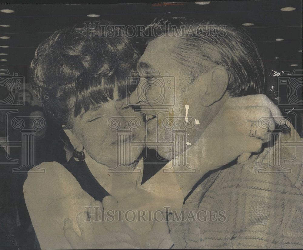 1974 Press Photo Tear Faye Genazzi embrace husband Felix won Illinois Lottery - Historic Images