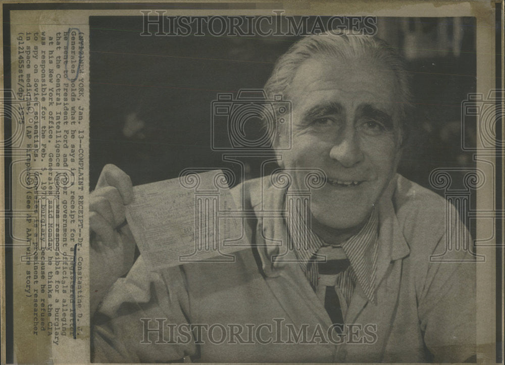 1975 Press Photo Constantine Generales Hold Receipt Register New York President - Historic Images