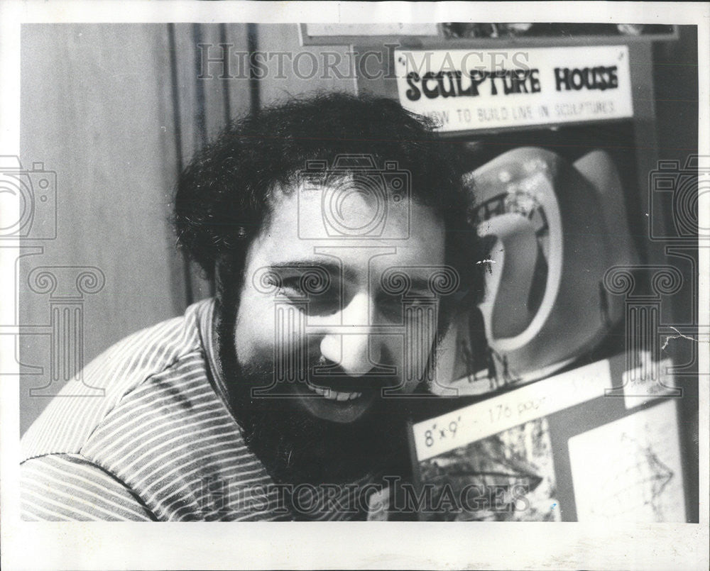 1976 Press Photo Sculpter Sam Gendusa - Historic Images