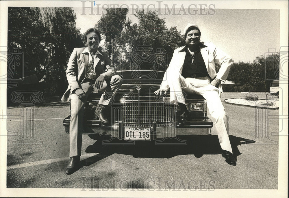 1980 Press Photo Marty Geerts Wildcat Oil Driller Illinois Son Wintson Pose - Historic Images