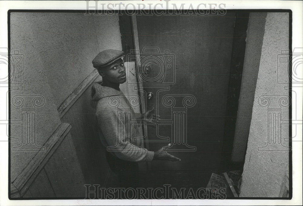 1981 Press Photo Leonard Hampton Entry Way Subdued Man Attack Woman Citizen - Historic Images