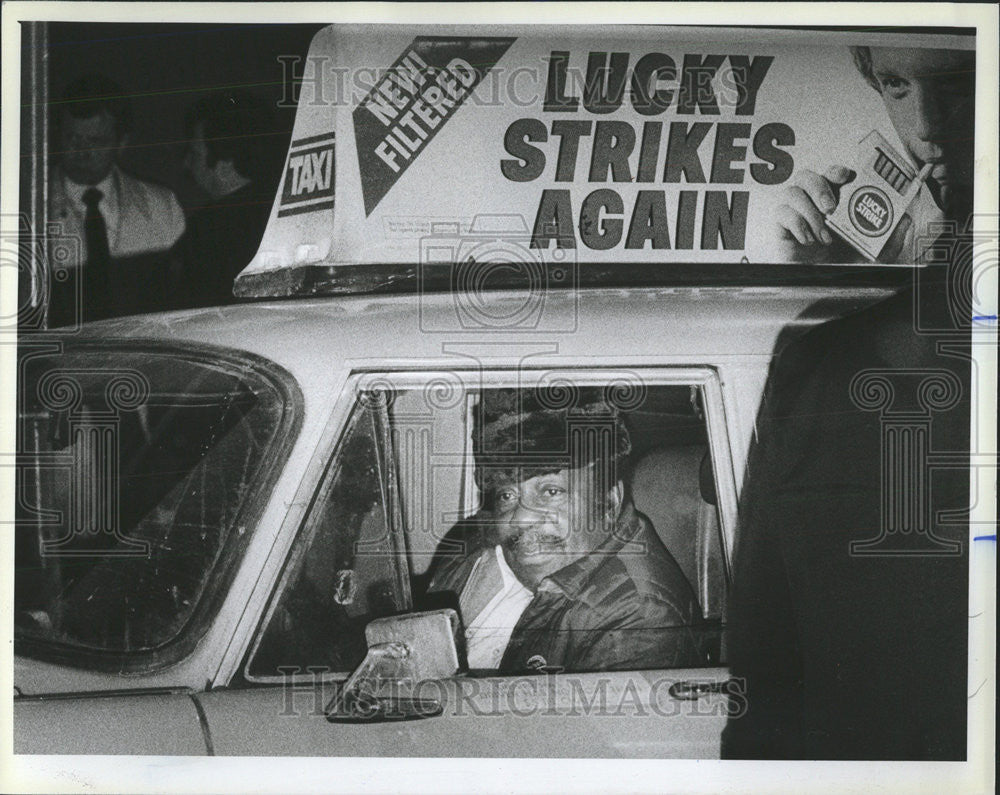 1983 Press Photo James Hampton Cab Gunman Force Drive Police Scene - Historic Images