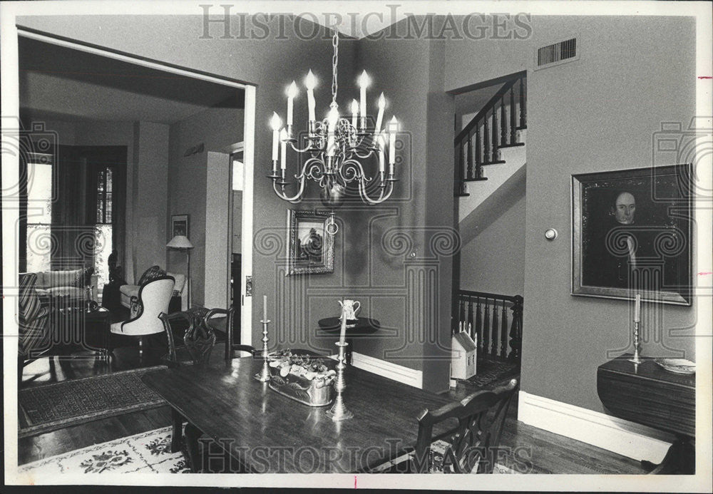 1976 Press Photo Hand Ill Family Architect Cindy Weese Chandelier Cleveland - Historic Images