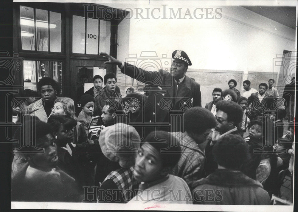 1973 Press Photo Amos Harris Policeman - Historic Images