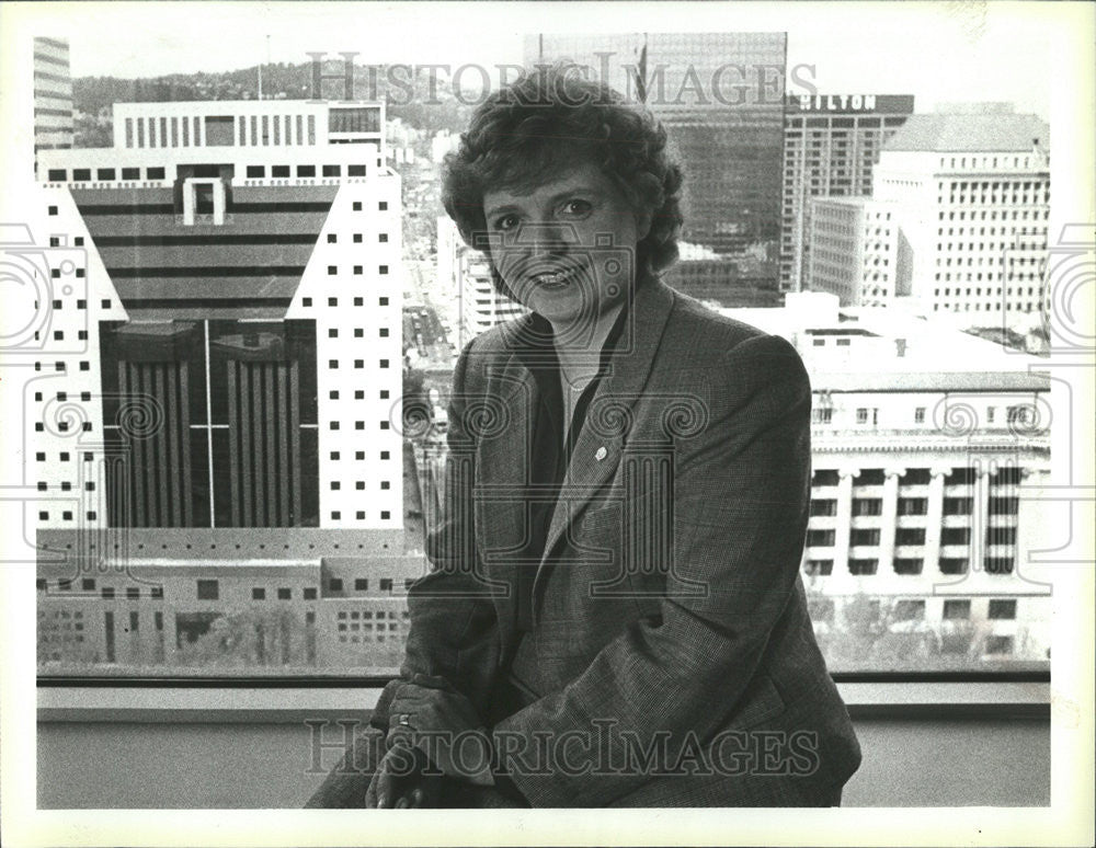 1985 Press Photo Penny Harrington City Woman Police Chief Black Security Guard - Historic Images