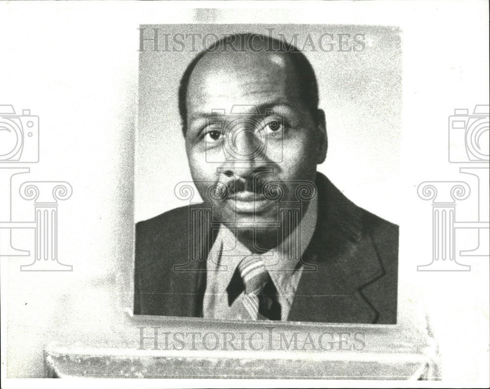 1977 Press Photo Copy Pix Policeman Edward Jackson Shot Rush Street Area - Historic Images