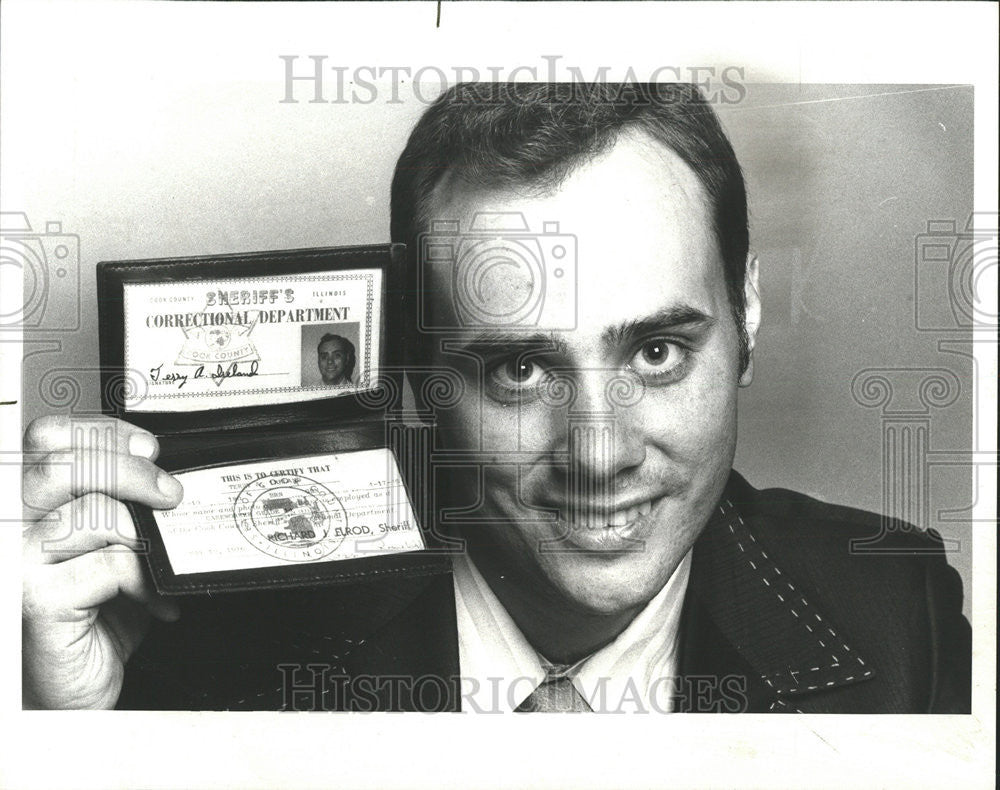 1978 Press Photo Rev Terry Ireland display social worker credential correctional - Historic Images