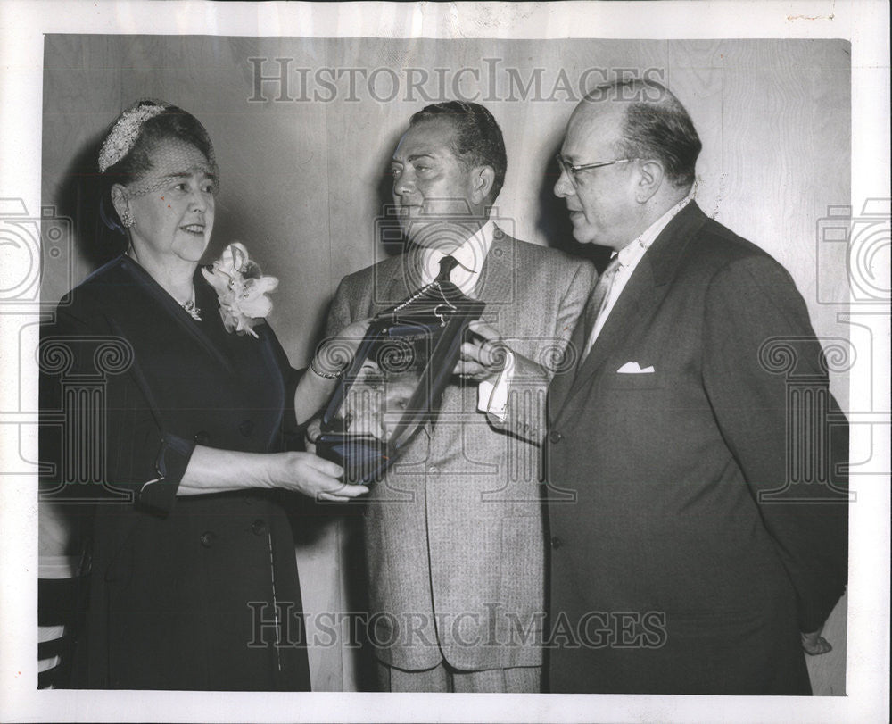 1956 Press Photo Anna Ireland North Side Civic Committee Restaurant Man Jim - Historic Images