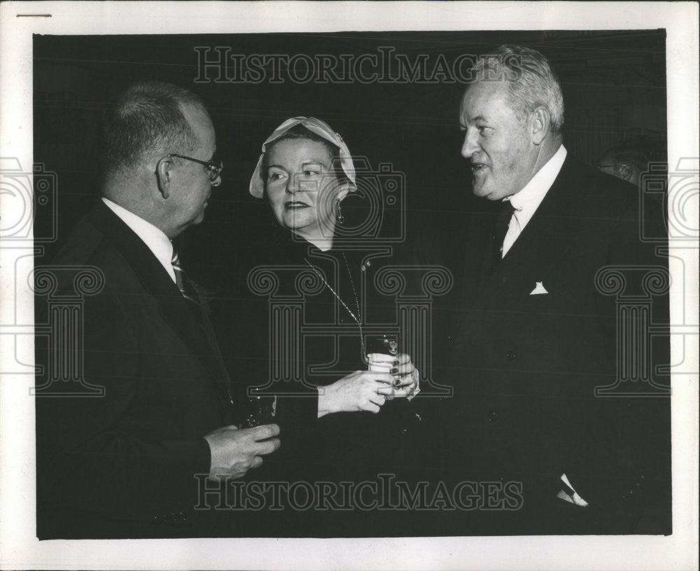 1955 Press Photo Samuel Insull Lynch Frank Wife Festival Junior Judge County - Historic Images