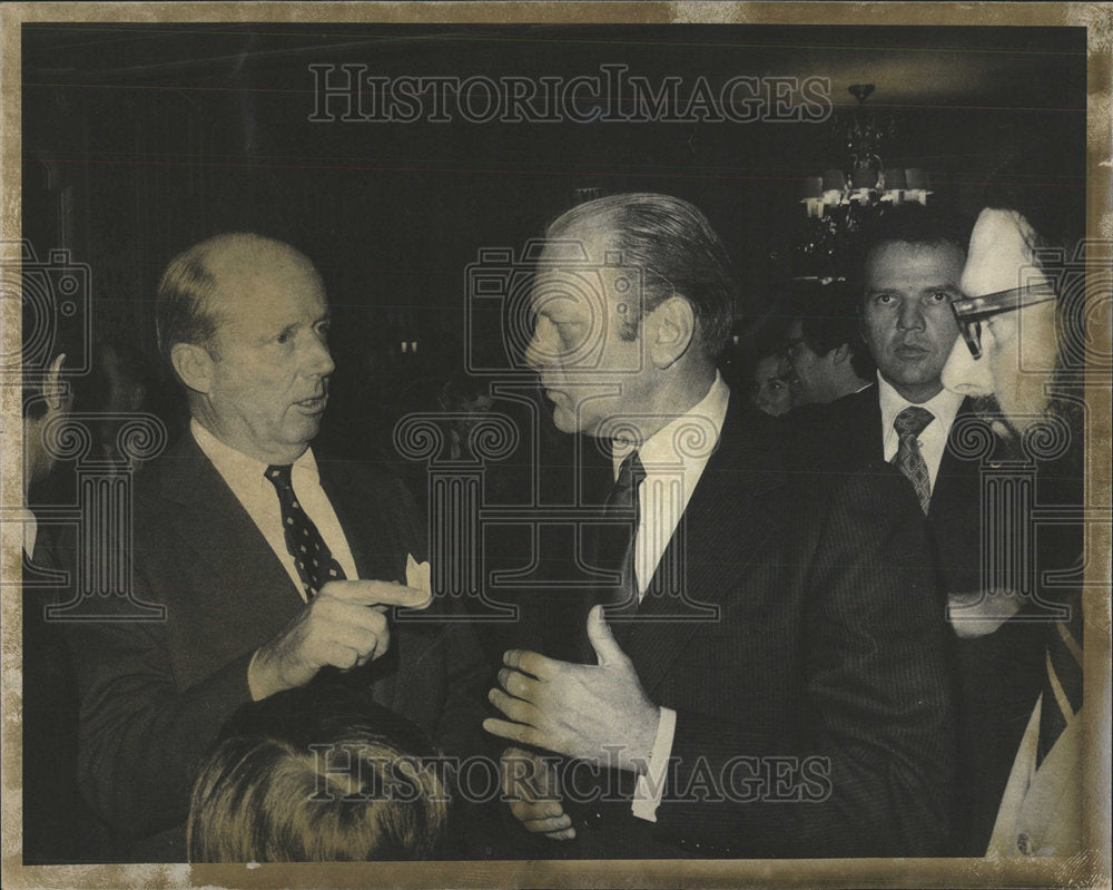 press photo President Gerald Ford and Augustin Hart of the Chicago Council - Historic Images