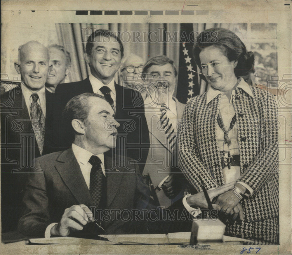 1975 Press Photo President Nixon Turn Nancy Hank Sign Document Washington Art - Historic Images