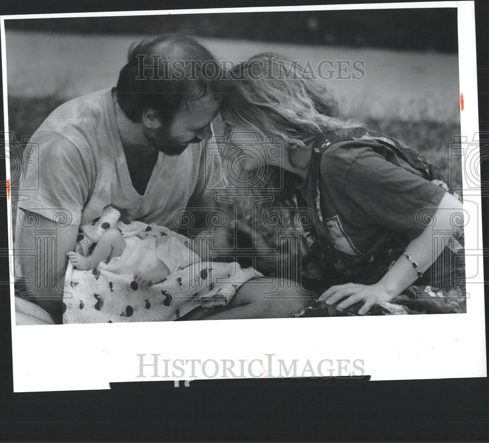 1992 Press Photo Tom and Amy Gavagan take their new Daughter - Historic Images