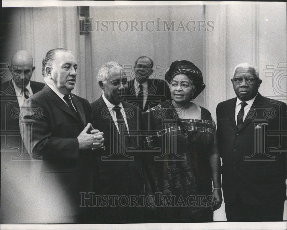 1968 Press Photo Mayor Daley, Counsul-General of Liberia his wife - Historic Images